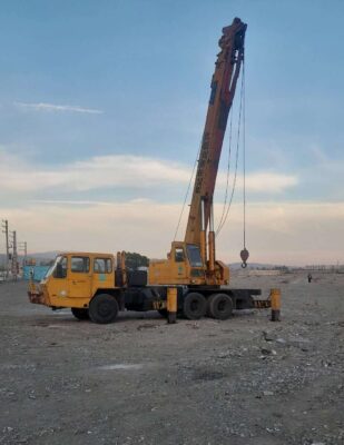 بررسی مشکلات رایج در اجاره جرثقیل‌های کفی در تهران و راهکارهای عملی